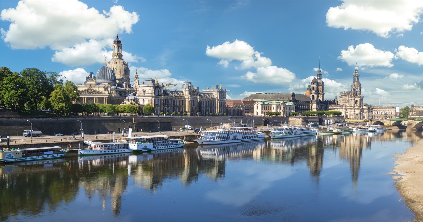 Dresden an der Elbe mit Frauenkirche und Hofkirche