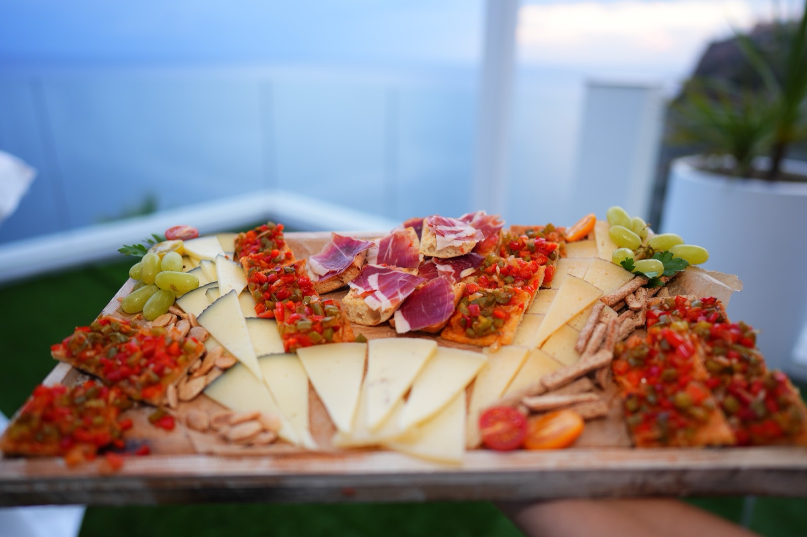 Kulinarisches Board mit Blick aufs Meer