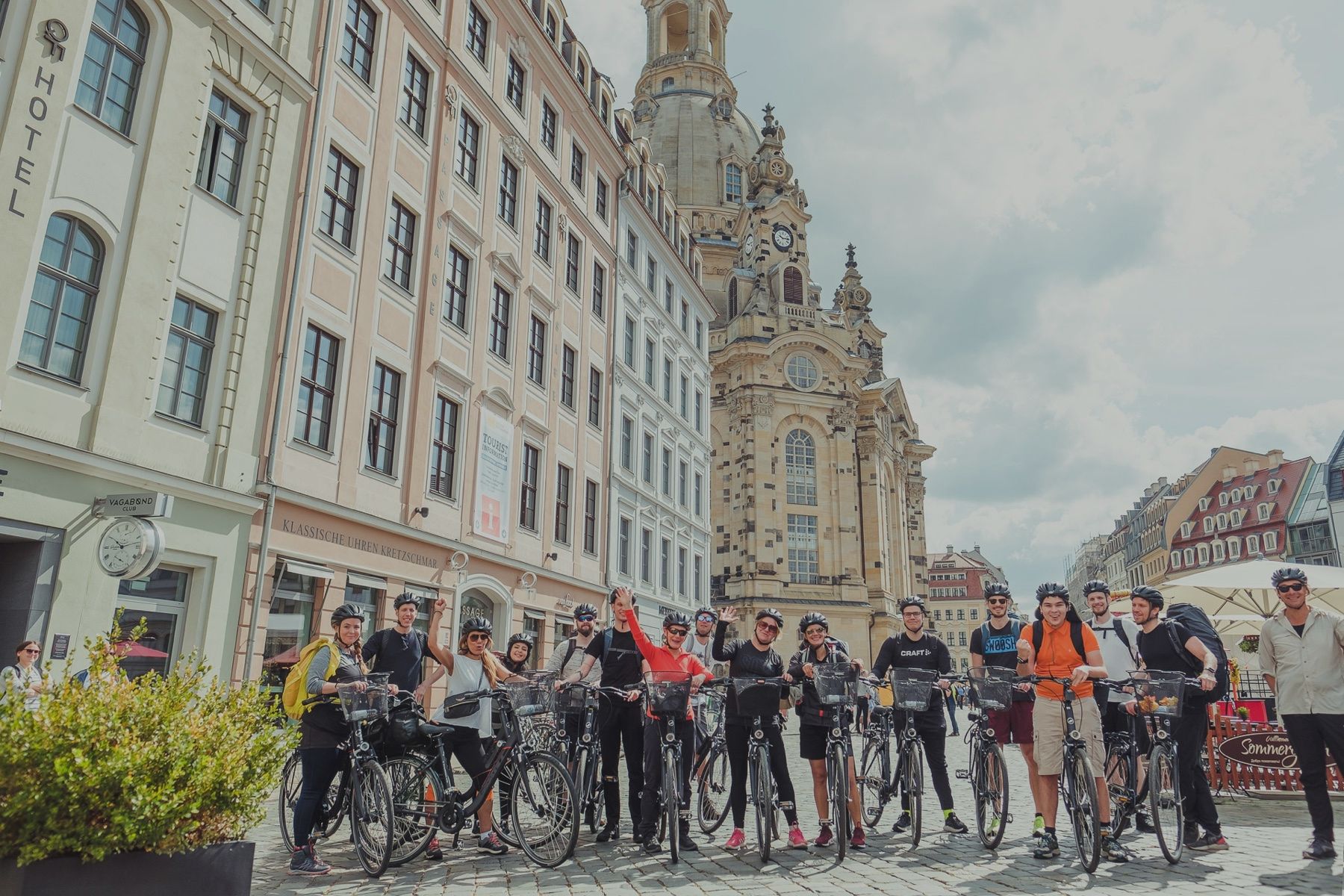Mitarbeiter vor der Dresdner Frauenkirche mit Fahrrädern