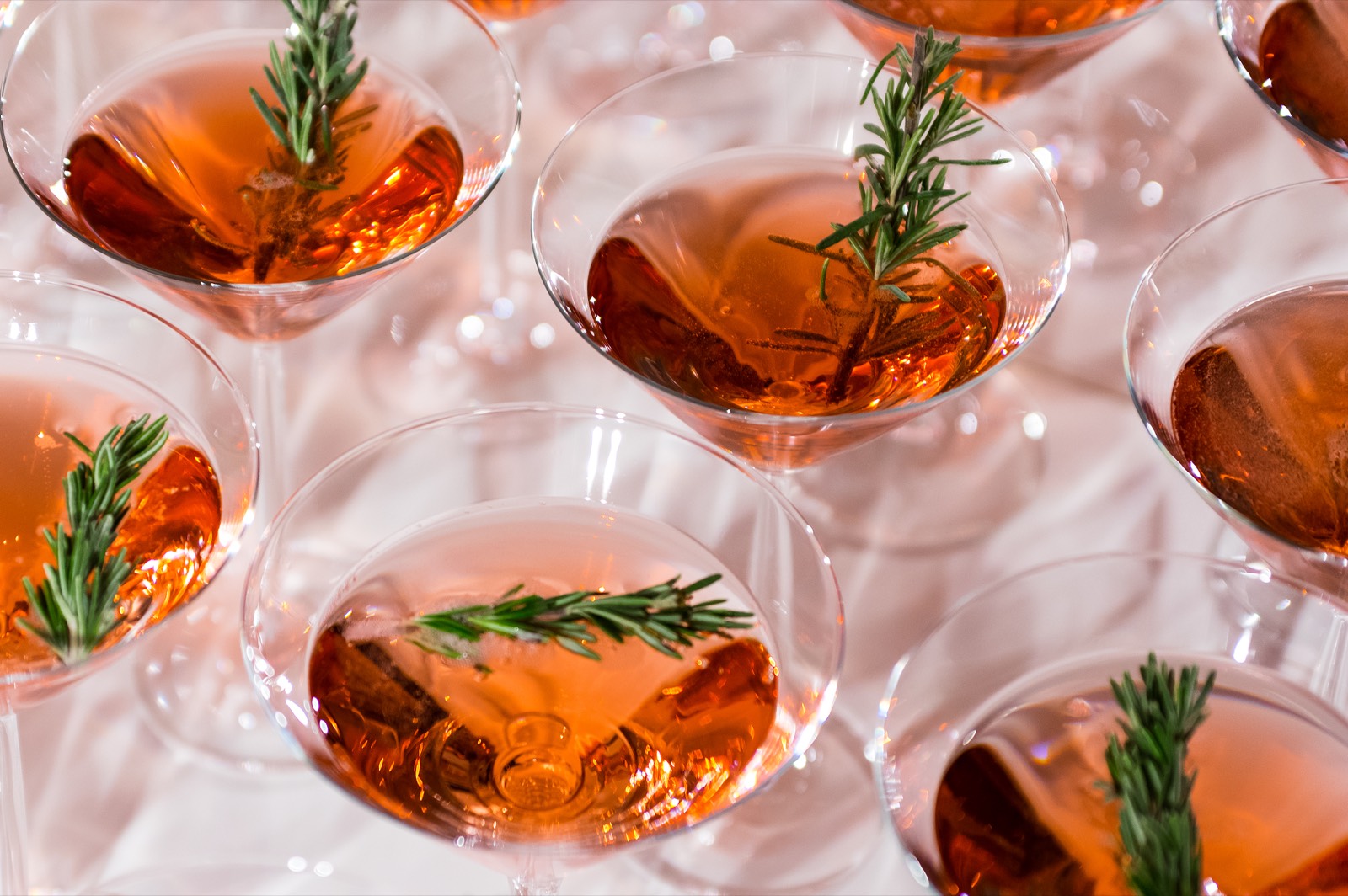Cocktails mit Rosmarin in Champagnergläsern