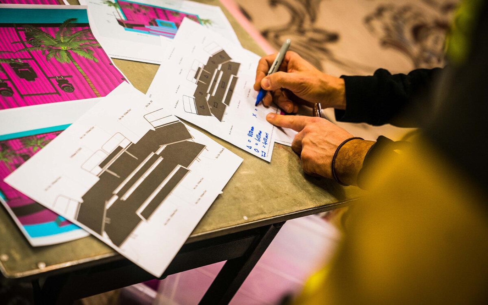 Skizze und Konzept auf Papier, Hand mit Stift