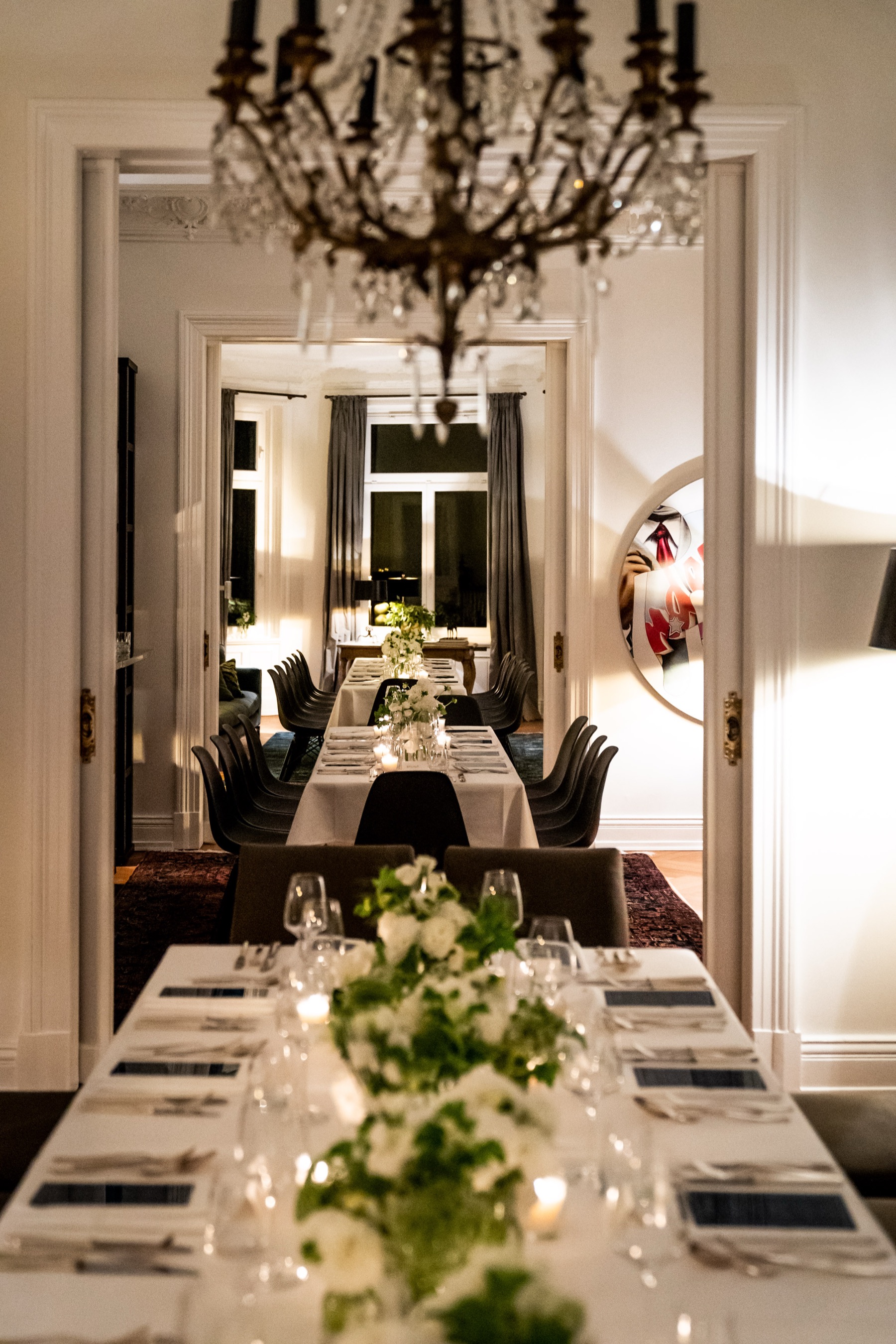 Festlich gedeckte Tafel zum privaten Geburtstagsdinner